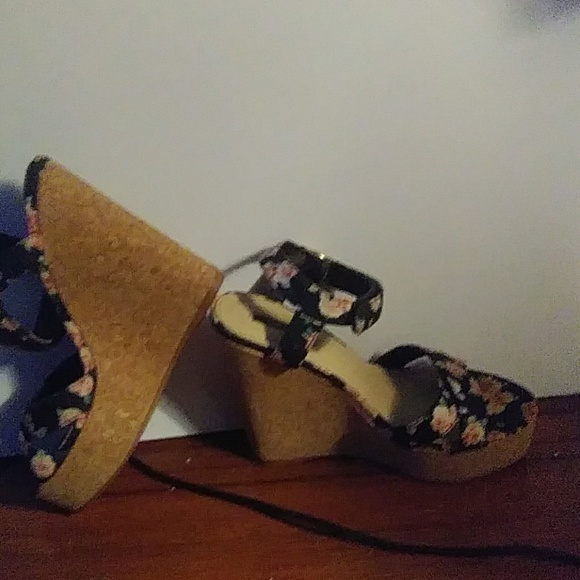 Floral Ankle Strapped Wedges - Picture 2 of 3